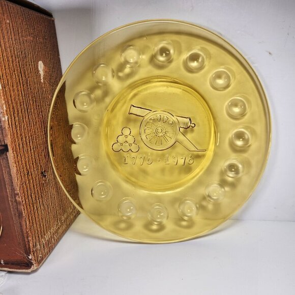 American Bicentennial Amber 8" Salad Plates with Original Box Anchor Hocking - Picture 6 of 12
